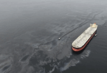 SUPERTANKER DISCONNECTS FROM PIPELINE IN STORM CAUSING OIL SLICK