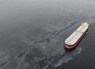 SUPERTANKER DISCONNECTS FROM PIPELINE IN STORM CAUSING OIL SLICK